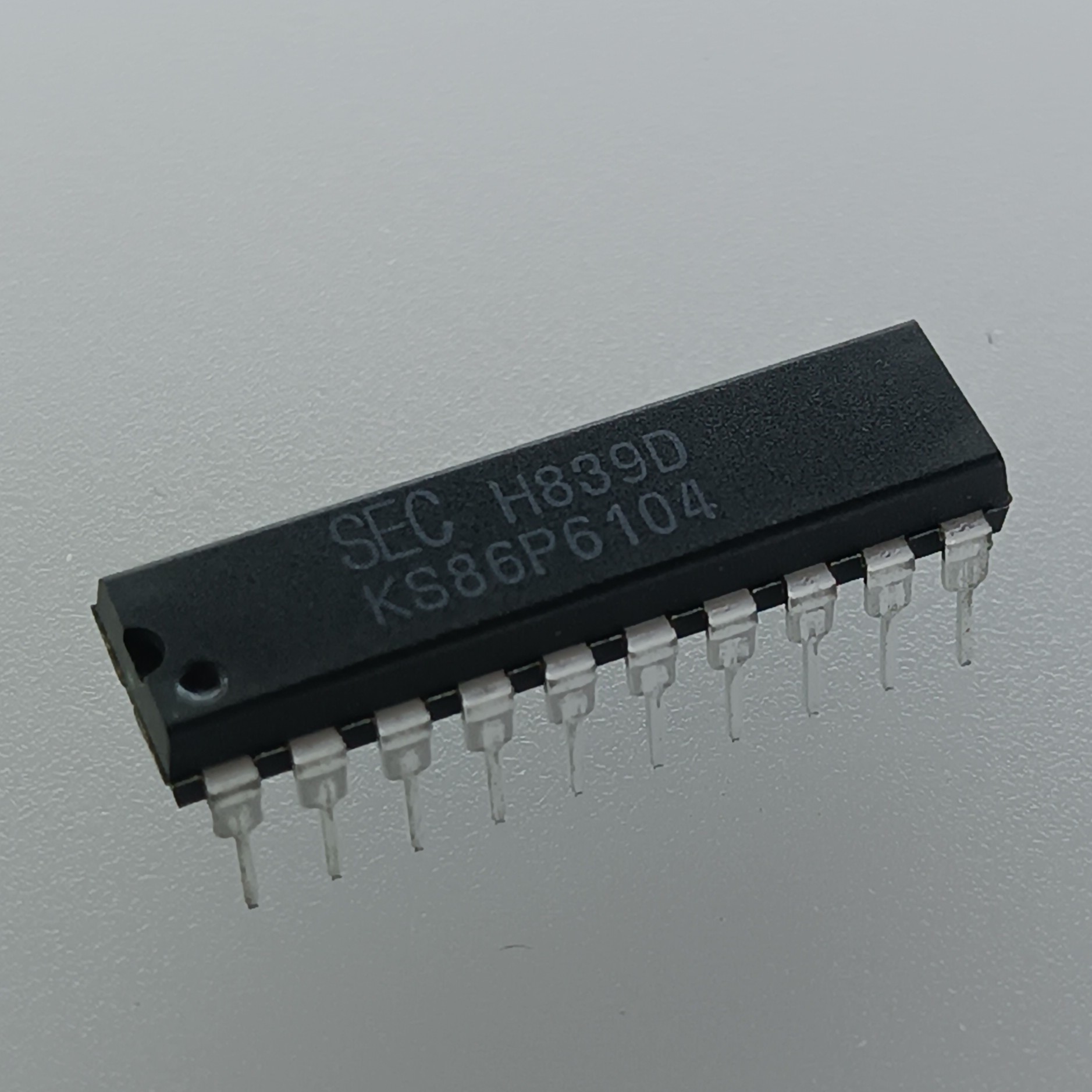 KS86P6104 میکروکنترلر KS86P6104 – پردازنده سامسونگ 8 بیتی - تصویر 1