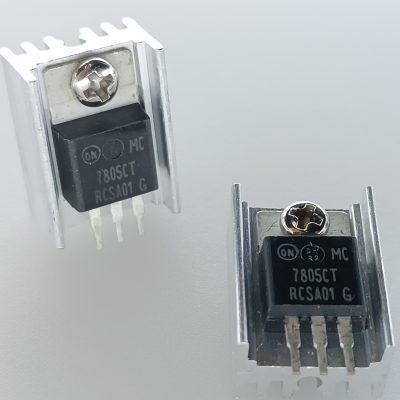 آی‌سی MC7805CT – رگولاتور ولتاژ 5 ولت همراه هیت‌سینک