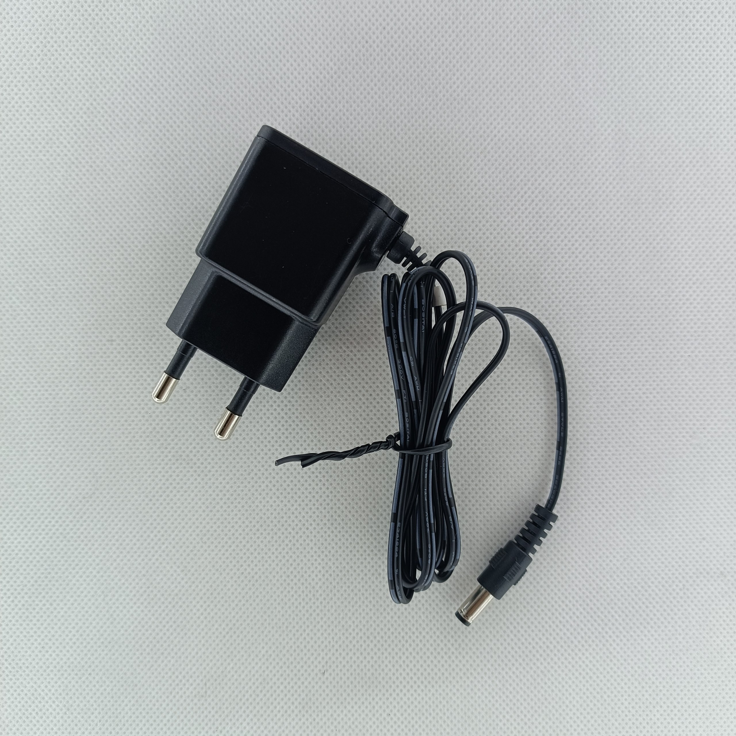 adapter5v-0.6A-code40-1.jpg آداپتور دیواری 5 ولت 0.6 آمپر - تصویر 1