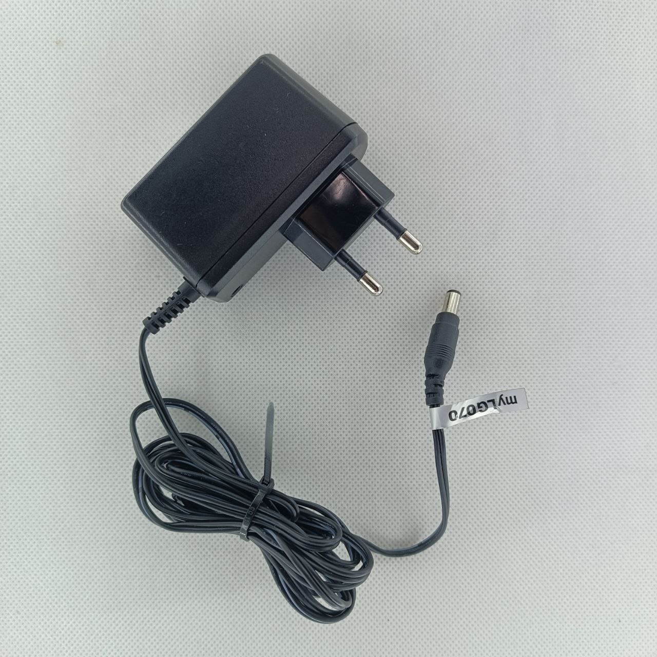adapter5v-2A-code28-3.jpg آداپتور دیواری 5 ولت 2 آمپر - تصویر 1
