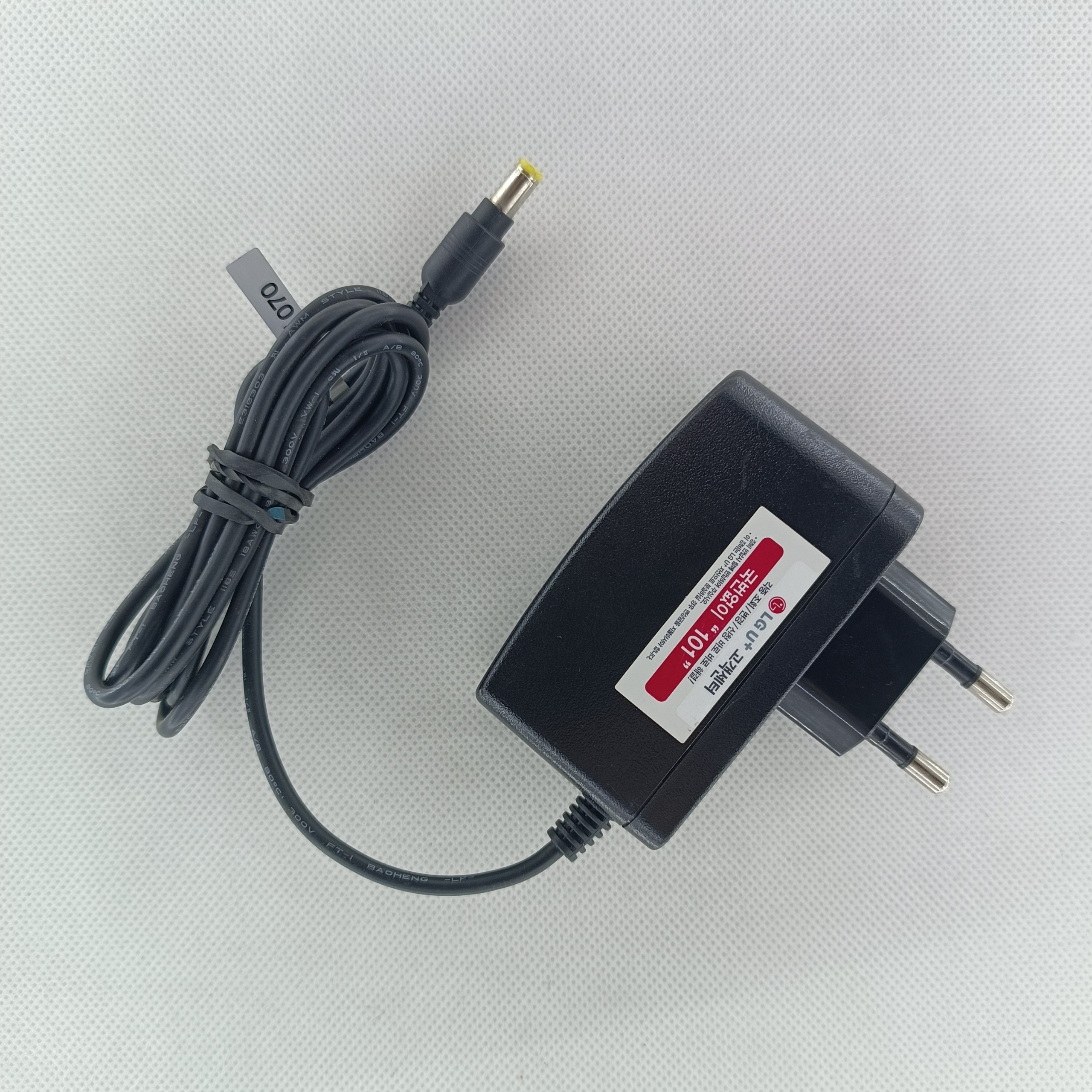 adapter5v-2A-code38-1.jpg آداپتور دیواری 5 ولت 2 آمپر - تصویر 1